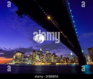 2001 PONTE STORICO DI BROOKLYN (©J & W ROEBLING 1876) SKYLINE DEL CENTRO EAST RIVER MANHATTAN NEW YORK CITY USA Foto Stock