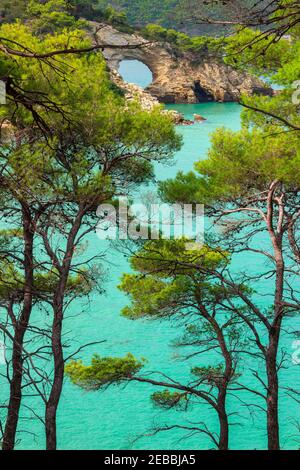 Costa del Gargano: Arco di San Felice (architetto), Italia. Parco Nazionale del Gargano, Vieste. Il piccolo arco di roccia è spettacolare simbolo di Vieste. Foto Stock