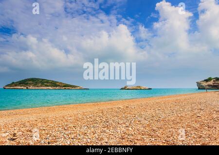 Costa del Gargano: Spiaggia di campi Bay vicino a Vieste in Puglia (Italia). E' una pittoresca baia del Gargano incorniciata da ulivi e pinete. Foto Stock