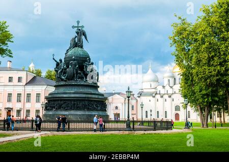 Veliky Novgorod, Russia - 10 agosto 2019. Parco del Cremlino di Veliky Novgorod. Monumento in bronzo del Millennio di Russia sullo sfondo di Santa Sofia Cath Foto Stock