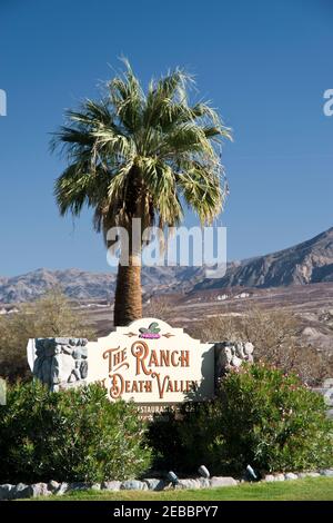 Cartello all'ingresso del Ranch presso la Death Valley, il centro di villeggiatura National Park Service nel Death Valley National Park, California. Foto Stock