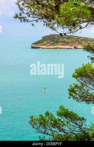 Costa del Gargano: Spiaggia di campi Bay vicino a Vieste in Puglia (Italia). E' una pittoresca baia del Gargano incorniciata da ulivi e pinete. Foto Stock