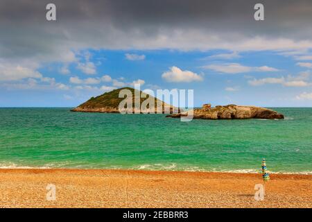 Costa del Gargano: Spiaggia di campi Bay vicino a Vieste in Puglia (Italia). E' una pittoresca baia del Gargano incorniciata da ulivi e pinete. Foto Stock