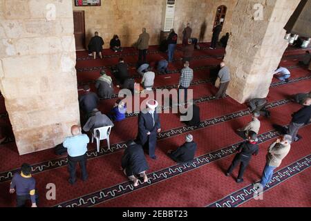 Tripoli, Libano. 12 febbraio 2021. Le preghiere sono viste nella Grande Moschea di Mansouri che si apre ai fedeli il primo venerdì di preghiera dopo la chiusura a causa della pandemia COVID-19 a Tripoli, nel nord del Libano, il 12 febbraio 2021. (Foto di Khaled/Xinhua) Credit: Xinhua/Alamy Live News Foto Stock