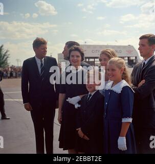 Viaggio negli stati occidentali: Pueblo, Colorado, 12:50. Il presidente John F. Kennedy (a sinistra) visita una famiglia non identificata a Pueblo, Colorado; il presidente Kennedy si è recato in Colorado per commemorare il progetto di bonifica di Fryingpan-Arkansas. Foto Stock