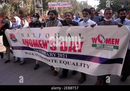 I membri del Centro per la protezione delle Donne Sindh stanno organizzando una passeggiata per promuovere l'uguaglianza in occasione della Giornata Nazionale delle Donne, a Hyderabad, venerdì 12 febbraio 2021. Foto Stock