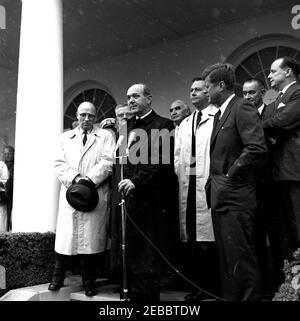 Cerimonia di benvenuto al ritorno della delegazione degli Stati Uniti alla Conferenza di Punta del Este, alle 14:10. Il Segretario di Stato Dean Rusk parla del ritorno della delegazione alla Conferenza di Punta del Este in Uruguay. (L-R) Senatore Bourke Hickenlooper dell'Iowa; Aide navale al presidente Tazewell Shepard (per lo più nascosto); Rappresentante Chester Merrow del New Hampshire (parzialmente nascosto); Segretario Rusk; Senatore Wayne Morse dell'Oregon; Rappresentante Armistead Selden, Jr. Dell'Alabama; Presidente John F. Kennedy; Vice Presidente Lyndon B. Johnson; DeLesseps Morrison, Ambasciatore degli Stati Uniti presso gli organi Foto Stock