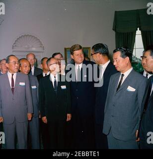 Visita dei membri del Comitato Scientifico USA-Giapponese, ORE 12:12. Visita del presidente John F. Kennedy con i membri del comitato per la cooperazione scientifica USA-Giappone. Da sinistra a destra: Consulente scientifico per il Dipartimento di Stato degli Stati Uniti, Dr. Walter G. Whitman (a ritroso); professore all'Università di Tokyo, Dr. Chu016bji Tsuboi; non identificato; Presidente della Carnegie Institution di Washington, Dr. Caryl P. Haskins (a ritroso); Ambasciatore del Giappone, Koichiro Asakai (per lo più nascosto); Presidente della Delegazione giapponese del Comitato 2019s e Professore onorario all'Università di Tokyo, Dr. Kankuru014d K. Foto Stock