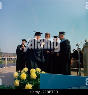 Viaggio nel Maine u0026 Massachusetts: Maine, Orono, Indirizzo presso l'Università del Maine/Orono, 11:00. Il presidente John F. Kennedy riceve un dottore onorario di legge durante la convocazione all'Università del Maine ad Orono. Da sinistra a destra: Trustee W. Gordon Robertson; Registrar e Direttore dei servizi agli studenti, George H. Crosby; Presidente Kennedy; Senatore Edmund S. Muskie (Maine); Presidente dell'Università del Maine, Dr. Lloyd H. Elliott. Alumni Memorial Athletic Field, Orono, Maine. Foto Stock