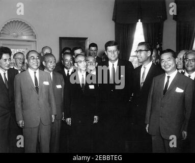 Visita dei membri del Comitato Scientifico USA-Giapponese, ORE 12:12. Visita del presidente John F. Kennedy con i membri del comitato per la cooperazione scientifica USA-Giappone. Da sinistra a destra: Presidente del Consiglio della Scienza del Giappone, Dr. Kiyoo Wadachi; Consulente della Scienza per il Dipartimento di Stato degli Stati Uniti, Dr. Walter G. Whitman (a ritroso); professore all'Università di Tokyo, Dr. Chu016bji Tsuboi; non identificato; Presidente della Carnegie Institution di Washington, Dr. Caryl P. Haskins (in retrocesso, per lo più nascosto); Ambasciatore del Giappone, Koichiro Asakai; Presidente della Delegazione Giapponese del Committeeu2019s e Hono Foto Stock