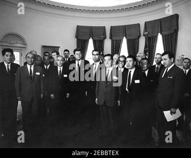 Visita dei membri del Comitato Scientifico USA-Giapponese, ORE 12:12. Visita del presidente John F. Kennedy con i membri del comitato per la cooperazione scientifica USA-Giappone. Da sinistra a destra: Presidente del Consiglio della Scienza del Giappone, Dr. Kiyoo Wadachi; Consulente della Scienza per il Dipartimento di Stato degli Stati Uniti, Dr. Walter G. Whitman (per lo più nascosto); professore all'Università di Tokyo, Dr. Chu016bji Tsuboi; non identificato; Ambasciatore del Giappone, Koichiro Asakai; Presidente della Delegazione degli Stati Uniti e Direttore associato per le attività educative e internazionali della National Science Foundation, D. Foto Stock