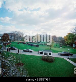 Cerimonie di arrivo per Konrad Adenauer, Cancelliere della Germania Occidentale, 10:45. La motocicletta del Cancelliere della Germania occidentale, Dr. Konrad Adenauer, si muove lungo il viale South Lawn all'arrivo alla Casa Bianca; guardie militari d'onore e guardie di colore sono all'attenzione sul prato del Sud. Washington, D.C. Foto Stock