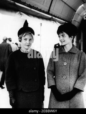 Cerimonie di arrivo per Konrad Adenauer, Cancelliere della Germania Occidentale, 10:45. First Lady Jacqueline Kennedy si trova con Libeth Werhahn (a sinistra), figlia del Cancelliere della Germania occidentale, Dr. Konrad Adenauer, durante le cerimonie di arrivo in onore del Cancelliere Adenauer. Portico Sud, Casa Bianca, Washington, D.C. Foto Stock