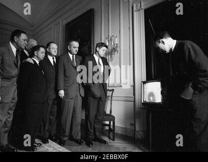 Il presidente Kennedy vede l'ascensore del 1° volo orbitale con equipaggio statunitense. Il presidente John F. Kennedy e altri guardano la copertura televisiva dell'astronauta tenente colonnello John H. Glenn, Jr. U0027s Lift-off da Cape Canaveral, Florida, a bordo di Mercury-Atlas 6 (noto anche come Friendship 7) sul primo volo orbitale con equipaggio statunitense. (L-R) membro del Congresso Hale Boggs della Louisiana, presidente della Camera dei rappresentanti John W. McCormack (per lo più nascosto, con la mano sulla spalla del congressista Albertu0027s), membro del Congresso Carl Albert dell'Oklahoma, senatore Hubert Humphrey del Minnesota, vice presidente Lyndon B. Jo Foto Stock