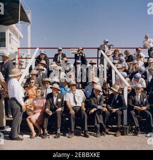 Viaggio negli Stati occidentali: White Sands Missile Range, New Mexico. I membri della stampa e altri spettatori si siedono in uno stand di revisione durante le dimostrazioni alla White Sands Missile Range a White Sands, New Mexico. Foto Stock
