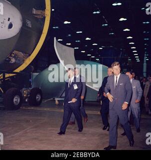 Visita delle installazioni della NASA: Huntsville Alabama, Redstone Army Airfield e George C. Marshall Space Flight Center, 9:35. Il presidente John F. Kennedy visita il George C. Marshall Space Flight Center (MSFC) all'Arsenal di Redstone, Huntsville, Alabama. Da sinistra a destra (in primo piano): Direttore del MSFC, Dr. Wernher von Braun; Amministratore associato della National Aeronautics and Space Administration (NASA), Dr. Robert C. Seamans, Jr.; Vice Presidente Lyndon B. Johnson; Presidente Kennedy; Amministratore della NASA, Dr. James E. Webb (parzialmente nascosto). Il presidente ha visitato il MSFC come parte Foto Stock