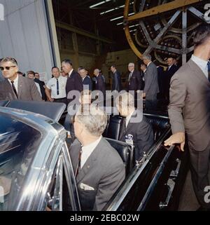 Visita delle installazioni della NASA: Huntsville Alabama, Redstone Army Airfield e George C. Marshall Space Flight Center, 9:35. Il presidente John F. Kennedy e il direttore del George C. Marshall Space Flight Center (MSFC), Dr. Wernher von Braun (ritorno alla macchina fotografica), siedono sul sedile posteriore della limousine presidenziale, dopo un tour MSFC strutture a Redstone Arsenal, Huntsville, Alabama. Anche nella foto: Rappresentante Albert Thomas (Texas); rappresentante George P. Miller (California); amministratore associato della National Aeronautics and Space Administration (NASA), Dr. Robert C. Seamans, Foto Stock