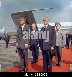 Viaggio in Europa: Germania, Bonn: Arrivo, Konrad Adenauer, Cancelliere della Germania occidentale nella foto. Il presidente John F. Kennedy è in piedi con il Cancelliere della Germania occidentale, Konrad Adenauer (in primo piano), durante la cerimonia di arrivo all'aeroporto di Wahn a Bonn, Germania occidentale (Repubblica federale). Alle spalle del presidente Kennedy e del cancelliere Adenauer (L-R): Ministro federale della difesa della Germania occidentale, Kai-Uwe von Hassel; Ispettore generale della Bundeswehr, generale Friedrich A. Foertsch. Anche nella foto: Ambasciatore degli Stati Uniti in Germania occidentale, George C. McGhee; Segretario di Stato degli Stati Uniti, Dean Rusk; U.S.C. Foto Stock