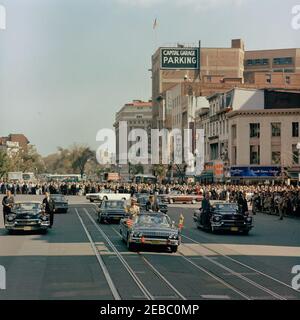 Cerimonia di arrivo per Haile Selassie i, imperatore d'Etiopia, 12:00 PM. Il presidente John F. Kennedy e l'Imperatore d'Etiopia, Haile Selassie i, cavalcano nella limousine presidenziale (Lincoln-Mercury Continental convertibile) durante una corsa in moto da Union Station a Blair House in onore dell'arrivo dell'Imperatore Selassieu2019; la linea di folle di New York Avenue. Anche nella foto: Air Force Aide al presidente, Brigadier General Godfrey T. McHugh; White House Secret Service Agent, Ron Pontius, Jack Ready, Gerald A. u201cJerryu201d Behn, Bill Greer, Bert de Freese e Bill Payne. Washington, D.C. Foto Stock