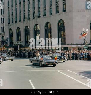 Cerimonia di arrivo per Haile Selassie i, imperatore d'Etiopia, 12:00 PM. Il presidente John F. Kennedy e l'Imperatore d'Etiopia, Haile Selassie i, cavalcano nella limousine presidenziale (Lincoln-Mercury Continental convertibile) durante una corsa in moto da Union Station a Blair House in onore dell'arrivo dell'Imperatore Selassieu2019; la linea di folle di New York Avenue. Anche nella foto: Air Force Aide al presidente, Brigadier General Godfrey T. McHugh; White House Secret Service Agent, Gerald A. u201cJerryu201d Behn, Bill Greer, Bert de Freese, e Bill Payne. Washington, D.C. Foto Stock