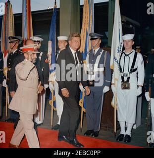 Cerimonia di arrivo per Haile Selassie i, imperatore d'Etiopia, 12:00 PM. Il presidente John F. Kennedy e l'imperatore d'Etiopia, Haile Selassie i, ispezionano le truppe durante una cerimonia di arrivo in onore dell'imperatore Selassie. Il capo del protocollo degli Stati Uniti, Angier Biddle Duke (per lo più nascosto), cammina dietro l'imperatore. Union Station, Washington, D.C. Foto Stock