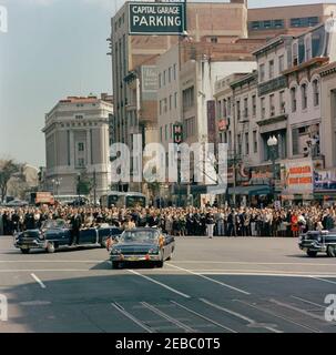 Cerimonia di arrivo per Haile Selassie i, imperatore d'Etiopia, 12:00 PM. Il presidente John F. Kennedy e l'Imperatore d'Etiopia, Haile Selassie i, cavalcano nella limousine presidenziale (Lincoln-Mercury Continental convertibile) durante una corsa in moto da Union Station a Blair House in onore dell'arrivo dell'Imperatore Selassieu2019; la linea di folle di New York Avenue. Anche nella foto: Air Force Aide al presidente, Brigadier General Godfrey T. McHugh; White House Secret Service Agent, Ron Pontius, Jack Ready, Gerald A. u201cJerryu201d Behn, Bill Greer, e Bert de Freese. Washington, D.C. Foto Stock