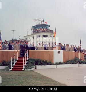 Viaggio in Europa: Germania, Hanau: Arrivo a Fliegerhorst Kaserne, indirizzo, e ispezione di truppe e attrezzature, 10:45. Il presidente John F. Kennedy (al leggio) fa un commento alla Kaserne di Fliegerhorst ad Hanau, Germania occidentale (Repubblica federale). Nella foto sono inoltre raffigurati: Ispettore generale della Bundeswehr, Friedrich A. Foertsch; Presidente Kennedyu0027s cognata, Principessa Lee Radziwill della Polonia; Ministro federale della difesa della Germania occidentale, Kai-Uwe von Hassel; Presidente del Segretario personale, Evelyn Lincoln; Comandante supremo alleato Europa, Generale Lyman L. Lemnitzer; Vice Assistente Secre Foto Stock