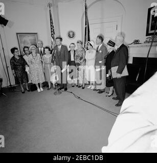 Visita dei volontari del corpo della Pace anziano, 12:30. Il presidente John F. Kennedy (ai microfoni) commenta durante una visita di volontari del corpo della Pace anziano, tra i 60 e i 76 anni, nella Sala dei Pesce della Casa Bianca, Washington, D.C. i volontari presenti includono: Beulah Bartlett; Gertrude Becker; Ralph Cole; Frances R. Cunha; William Darracott; Blythe Monroe; Melissa Moore; Cora Parrish; Alfred Pond; Lina Walden; Barbara Wiggins; Chester Wiggins. [Fotografia di Harold Sellers] Foto Stock