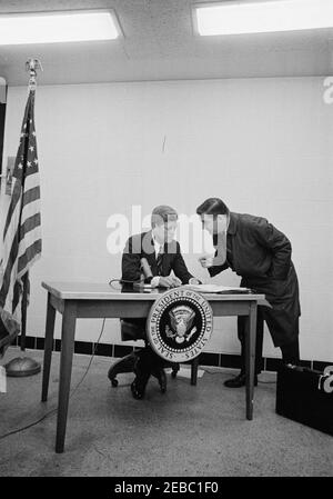 Viaggio della campagna del Congresso: St. Paul, Minnesota, indirizzo telefonico per un raduno a St. Cloud. Il presidente John F. Kennedy si prepara a esprimere le sue osservazioni per telefono a un raduno della campagna del Congresso a St. Cloud, Minnesota. Il segretario alla stampa, Pierre Salinger, si trova a destra. Minneapolis-St Paul International Airport Terminal, Minnesota. Foto Stock