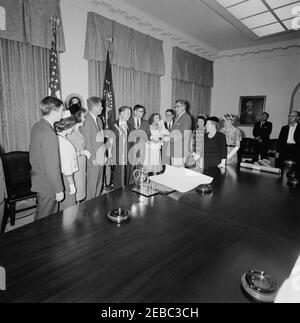 Cerimonia di giuramento, James Ramey u0026 John Palfrey, membri della Commissione per l'energia atomica (AEC), 12:30. Il presidente John F. Kennedy ed altri osservano come James T. Ramey e John G. Palfrey sono giurati dentro come membri della Commissione di energia atomica (AEC); assistente esecutivo Clerk della Casa Bianca, Herbert L. Miller, amministra il giuramento. Da sinistra a destra: James N. Ramey; Drucilla Ramey; Dr. Estelle R. Ramey; Presidente Kennedy; nuovi commissari AEC, James T. Ramey e John G. Palfrey; Clochette Roosevelt Palfrey; John G. u0022Seanu0022 Palfrey, Jr.; Miller; Sarah Palfrey Danzig; Foto Stock