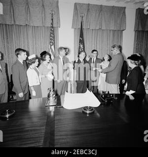 Cerimonia di giuramento, James Ramey u0026 John Palfrey, membri della Commissione per l'energia atomica (AEC), 12:30. Il presidente John F. Kennedy ed altri osservano come James T. Ramey e John G. Palfrey sono giurati dentro come membri della Commissione di energia atomica (AEC); assistente esecutivo Clerk della Casa Bianca, Herbert L. Miller, amministra il giuramento. Da sinistra a destra: Presidente del Comitato congiunto per l'energia atomica, Rappresentante Chet Holifield della California (soprattutto fuori quadro); James N. Ramey; Drucilla Ramey; Dr. Estelle R. Ramey; Presidente Kennedy; nuovi commissari AEC, James T. Ramey e J. Foto Stock