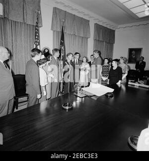 Cerimonia di giuramento, James Ramey u0026 John Palfrey, membri della Commissione per l'energia atomica (AEC), 12:30. Il presidente John F. Kennedy ed altri osservano come James T. Ramey e John G. Palfrey sono giurati dentro come membri della Commissione di energia atomica (AEC); assistente esecutivo Clerk della Casa Bianca, Herbert L. Miller, amministra il giuramento. Da sinistra a destra: Presidente del Comitato congiunto per l'energia atomica, Rappresentante Chet Holifield (California); James N. Ramey; Drucilla Ramey; Dr. Estelle R. Ramey; Presidente Kennedy; nuovi Commissari AEC, James T. Ramey e John G. Palfrey; Clochet Foto Stock