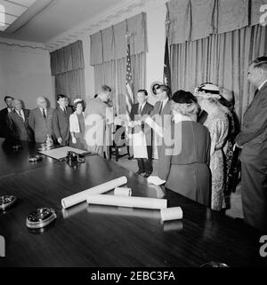 Cerimonia di giuramento, James Ramey u0026 John Palfrey, membri della Commissione per l'energia atomica (AEC), 12:30. Il presidente John F. Kennedy si congratula con i membri della Commissione per l'energia atomica (AEC), James T. Ramey e John G. Palfrey, dopo il loro giuramento. Da sinistra a destra: Senatore Henry M. u201cScoopu201d Jackson (Washington); non identificato; Presidente del Comitato misto per l'energia atomica, Rappresentante Chet Holifield (California); James N. Ramey; non identificato (in dietro, parzialmente nascosto); Drucilla Ramey; Presidente Kennedy; nuovi commissari AEC, James T. Ramey e John G. Palfre Foto Stock
