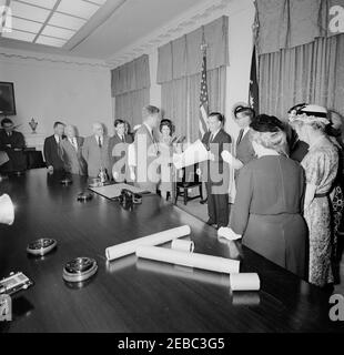 Cerimonia di giuramento, James Ramey u0026 John Palfrey, membri della Commissione per l'energia atomica (AEC), 12:30. Il presidente John F. Kennedy presenta i certificati di nomina ai membri della Commissione per l'energia atomica (AEC), James T. Ramey e John G. Palfrey, in seguito al loro giuramento. Da sinistra a destra: Non identificato; Senatore Henry M. u201cScoopu201d Jackson (Washington); non identificato; Presidente del Comitato misto per l'energia atomica, Rappresentante Chet Holifield (California); James N. Ramey; non identificato (nella parte posteriore, parzialmente nascosto); Drucilla Ramey (per lo più nascosto); Presidente Kennedy; Dr. Estelle Foto Stock