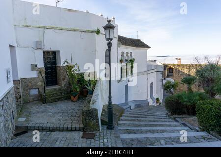 Medina-Sidonia, Spagna - 28. Gennaio 2021: Strada stretta con edifici imbiancati che conducono al centro di Medina-Sidonia in Andalusia Foto Stock