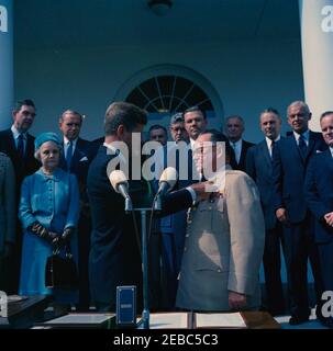 Presentazione della distinta Medaglia di Servizio al Gen. George H. Decker, 12:05. Il presidente John F. Kennedy presenta la distinta medaglia di servizio (DSM) al capo di stato maggiore dell'esercito degli Stati Uniti, il generale George H. Decker (a destra). Guardando sopra (L-R): Rappresentante George H. Mahon (Texas); Helen Decker; Vice Segretario della Difesa, Roswell L. Gilpatric; Assistente Comandante del corpo Marino, Lt. Generale John C. Munn; Capo di Stato maggiore dell'Aeronautica militare degli Stati Uniti, Generale Curtis E. LeMay; Segretario della Difesa, Robert S. McNamara; Senatore Stuart Symington (Missouri); generale Maxwel Foto Stock