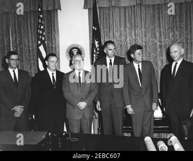 Cerimonia di giuramento, James Ramey u0026 John Palfrey, membri della Commissione per l'energia atomica (AEC), 12:30. Il presidente John F. Kennedy è membro della Commissione per l'energia atomica (AEC), durante la cerimonia di giuramento per i commissari AEC, James T. Ramey e John G. Palfrey. Da sinistra a destra: Nuovi commissari AEC, John G. Palfrey e James T. Ramey; Presidente del Comitato misto per l'energia atomica, Rappresentante Chet Holifield (California); Presidente dell'AEC, Dr. Glenn T. Seaborg; Presidente Kennedy; Commissario AEC, Dr. Leland J. Haworth. Camera armadio, Casa Bianca, lavatrice Foto Stock