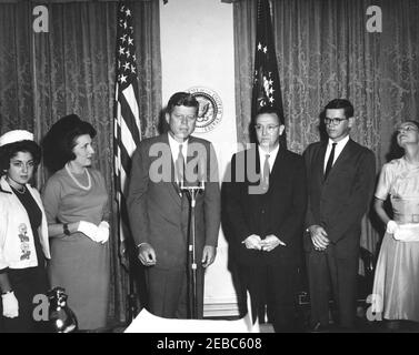 Cerimonia di giuramento, James Ramey u0026 John Palfrey, membri della Commissione per l'energia atomica (AEC), 12:30. Il presidente John F. Kennedy ha espresso le sue osservazioni durante la cerimonia di giuramento per i membri della Commissione per l'energia atomica (AEC), James T. Ramey e John G. Palfrey. Da sinistra a destra: Drucilla Ramey; Dr. Estelle R. Ramey; Presidente Kennedy (ai microfoni); nuovi commissari AEC, James T. Ramey e John G. Palfrey; Clochette Roosevelt Palfrey. Sala armadio, Casa Bianca, Washington, D.C. Foto Stock