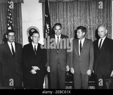 Cerimonia di giuramento, James Ramey u0026 John Palfrey, membri della Commissione per l'energia atomica (AEC), 12:30. Il presidente John F. Kennedy è membro della Commissione per l'energia atomica (AEC), durante la cerimonia di giuramento per i commissari AEC, James T. Ramey e John G. Palfrey. Da sinistra a destra: Commissari AEC di recente nomina, John G. Palfrey e James T. Ramey; presidente dell'AEC, Dr. Glenn T. Seaborg; presidente Kennedy; commissario AEC, Dr. Leland J. Haworth. Cabinet Room, White House, Washington, D.C. [Ink bleed-through visible in upper left porzione of image is original to the file pr Foto Stock