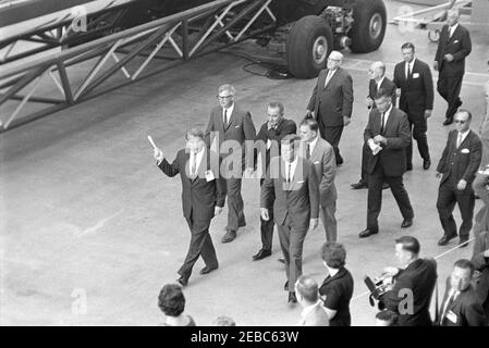 Visita delle installazioni della NASA: Huntsville Alabama, Redstone Army Airfield e George C. Marshall Space Flight Center, 9:35. Il presidente John F. Kennedy visita il George C. Marshall Space Flight Center (MSFC) all'Arsenal di Redstone, Huntsville, Alabama; il direttore del MSFC, Dr. Wernher von Braun, cammina a sinistra del presidente Kennedy. Camminare dietro: Amministratore della National Aeronautics and Space Administration (NASA), Dr. James E. Webb; Vice Presidente Lyndon B. Johnson; Amministratore associato della NASA, Dr. Robert C. Seamans, Jr.; Senatore Alexander Wiley (Wisconsin); Segretario della Difesa, Foto Stock