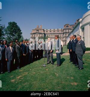 Visita dei partecipanti all'American Institute for Free Labor Management, ore 10:05. Il presidente della Federazione americana del lavoro e del Congresso delle organizzazioni industriali (AFL-CIO), George Meany (ai microfoni), trasmette osservazioni ai partecipanti al programma di formazione dell'American Institute for Free Labour Development (AIFLD) per i leader sindacali dell'America Latina e dei Caraibi. Il presidente John F. Kennedy guarda da destra; il partecipante Eric Lloyd Harris, della Giamaica (volto oscurato dai microfoni), si trova con il gruppo al centro. All'estrema destra (L-R): Segretario del lavoro, Arthur Goldberg; Vice P Foto Stock