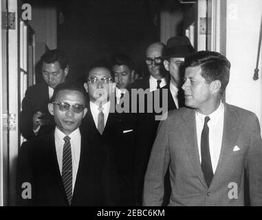 Il Generale Chung Hee Park, Presidente del Consiglio Supremo della Corea, rivolge un saluto al Presidente, alle 16:00. Il presidente John F. Kennedy e il generale Chung Hee Park, presidente del Consiglio Supremo per la ricostruzione nazionale della Repubblica di Corea, lasciano la Casa Bianca dopo la visita di congedo del generale Parku0027s con il presidente Kennedy. Nella foto sono inclusi anche il Kwon Chung, Ambasciatore coreano negli Stati Uniti (al centro, indossando gli occhiali); e Assistente speciale del Presidente Dave Powers (sul retro, indossando gli occhiali). Ingresso dell'ala ovest, Casa Bianca, Washington, D.C. Foto Stock