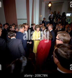 Viaggio in Europa: Germania, Bonn: Villa Hammerschmidt, cerimonia del corpo della Pace, 11:40. Il presidente John F. Kennedy (centro a sinistra) visita con i partecipanti ad una cerimonia che istituisce il Servizio tedesco per lo sviluppo (Deutscher Entwicklungsdienst), o il corpo tedesco della pace, a Villa Hammerschmidt; Eunice Kennedy Shriver si trova al centro. Nella foto: Presidente della Germania occidentale, Dr. Heinrich Lu00fcbke; Capo protocollo del Ministero degli Affari Esteri tedesco, Ehrenfried von Holleben; Ministro federale della cooperazione economica e dello sviluppo della Germania, Walter Scheel; interprete per la M degli Esteri tedesca Foto Stock