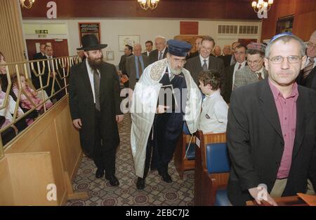 Il rabbino capo Jonathan Sacks consegna un sermone durante un Visita ufficiale al 25° anniversario delle congregazioni di Solihull e Distretto Il 27 ottobre 2002 Foto Stock