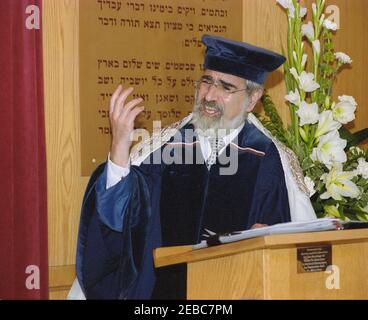 Il rabbino capo Jonathan Sacks consegna un sermone in una sinagoga durante il 25° anniversario della Congregazione ebraica di Solhull, ottobre 2002; tallis; espressione; gesto della mano; Foto Stock