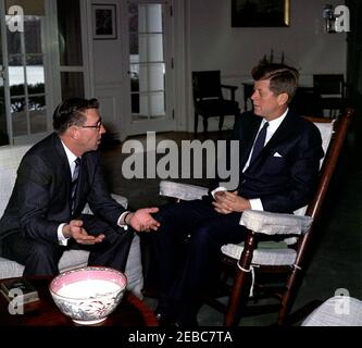 Incontro con il Governatore Grant Sawyer del Nevada, ore 10:15. Il presidente John F. Kennedy (in sedia a dondolo) incontra il governatore del Nevada Grant Sawyer nell'Ufficio ovale, Casa Bianca, Washington, D.C. Foto Stock