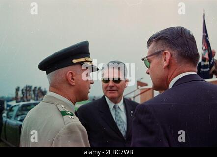 Viaggio in Europa: Germania, Hanau: Arrivo a Fliegerhorst Kaserne, indirizzo, e ispezione di truppe e attrezzature, 10:45. Il comandante generale del V corpo, il tenente generale John H. Michaelis (a sinistra), parla con il direttore del servizio segreto degli Stati Uniti, James J. Rowley (centro), e l'agente del servizio segreto della Casa Bianca, Gerald A. u201cJerryu201d Behn, durante l'ispezione del presidente John F. Kennedyu2019s delle truppe militari e delle attrezzature a Fliegerhorst Kaserne. Hanau, Germania occidentale (Repubblica federale). [Graffi e difetti in tutta l'immagine sono originali al negativo.] Foto Stock