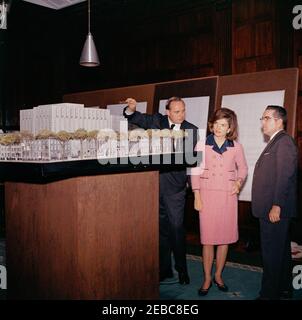 First Lady Jacqueline Kennedy (JBK) ispeziona i piani di ricostruzione di Lafayette Square. First Lady Jacqueline Kennedy vede un modello in scala dei piani storici di conservazione e di riqualificazione di Lafayette Square, Washington, D.C. l'architetto della riqualificazione di Lafayette Square, John Carl Warnecke (centro a destra), punta ad un'area del modello; L'amministratore della General Services Administration (GSA), Bernard L. Boutin, osserva da destra. GSA Building, Washington, D.C. Foto Stock