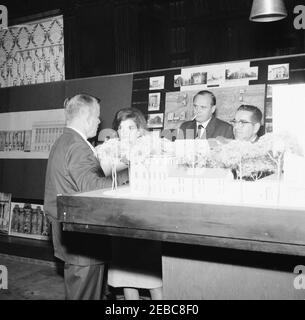 First Lady Jacqueline Kennedy (JBK) ispeziona i piani di ricostruzione di Lafayette Square. First Lady Jacqueline Kennedy vede un modello in scala dei piani storici di conservazione e di riqualificazione di Lafayette Square, Washington, D.C. da sinistra a destra: L'artista William Walton; l'architetto della riqualificazione di Lafayette Square, John Carl Warnecke; la signora Kennedy; l'amministratore della General Services Administration (GSA), Bernard L. Boutin. GSA Building, Washington, D.C. Foto Stock
