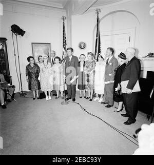 Visita dei volontari del corpo della Pace anziano, 12:30. Il presidente John F. Kennedy (ai microfoni) commenta durante una visita di volontari del corpo della Pace anziano, tra i 60 e i 76 anni, nella Sala dei Pesce della Casa Bianca, Washington, D.C. i volontari presenti includono: Beulah Bartlett; Gertrude Becker; Ralph Cole; Frances R. Cunha; William Darracott; Blythe Monroe; Melissa Moore; Cora Parrish; Alfred Pond; Lina Walden; Barbara Wiggins; Chester Wiggins. [Fotografia di Harold Sellers] Foto Stock